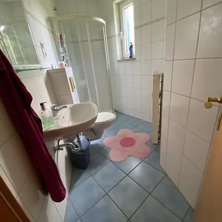 Mit Eigenem Bad In Einfamilienhaus * جوسلار